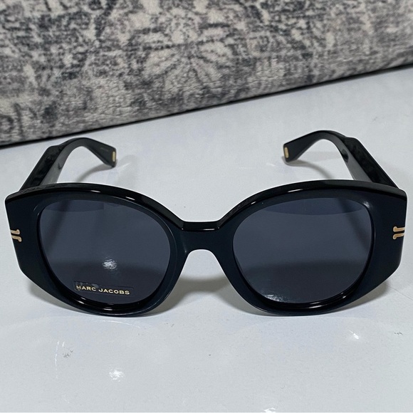 NEW Marc Jacobs Cateye Sunglasses in Black - Picture 1 of 7